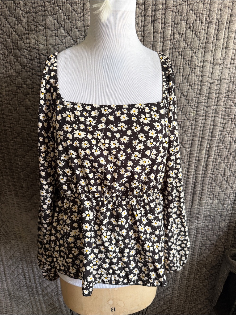 SHEIN Black Floral Square Neck Peplum Tunic with White and Yellow Daisies